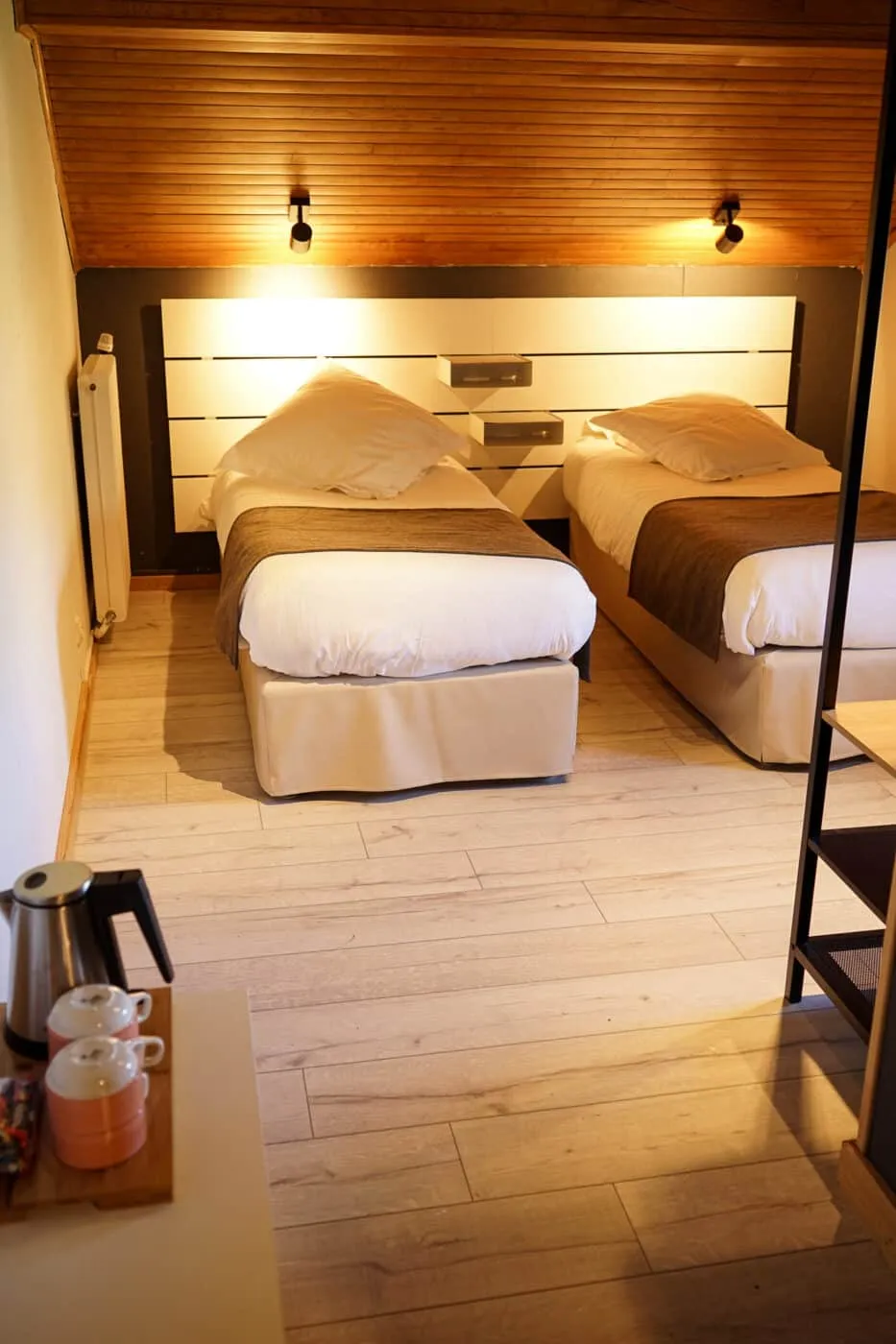 Foto's van een kamer in het "Le Faranchin" hotel, basiskamp voor onze sneeuwschoenwandeling in de Meije regio