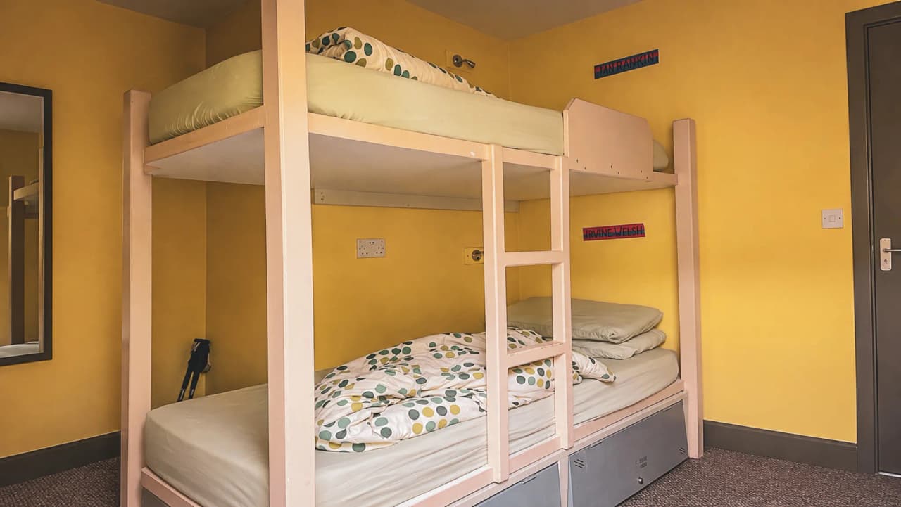 Gezellige kamer met stapelbedden, ideaal om uit te rusten na een dagje op het eiland Skye.