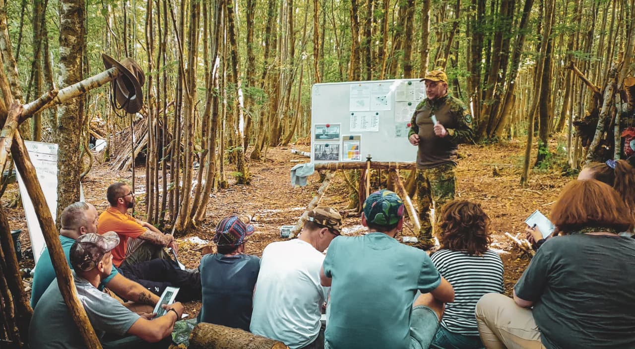 Groupe en pleine nature lors d'un stage de survie, apprenant à se reconnecter à l'essentiel.