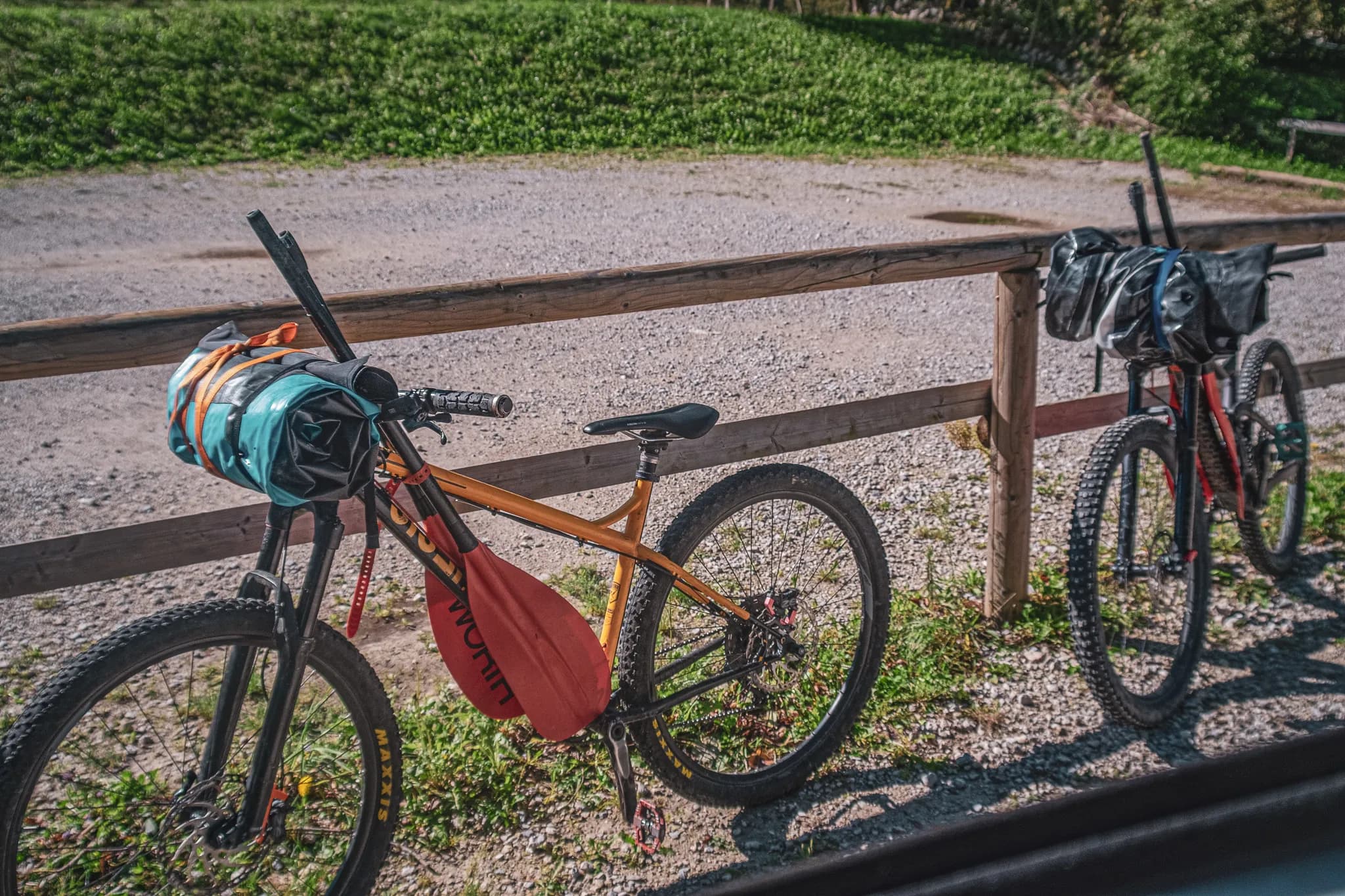 Deux vélos de gravel entourés de sacs, prêts pour une aventure dans les Alpes slovènes.