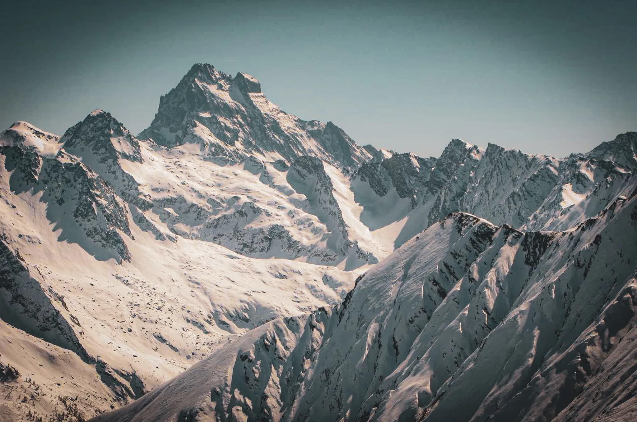 Een majestueus uitzicht op de besneeuwde bergen van de Italiaanse Alpen, een uitnodiging tot avontuur.