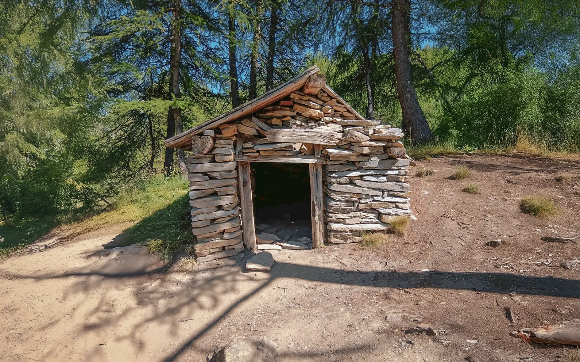 A stone hut in the lush Ubaye countryside, an invitation to adventure and survival.