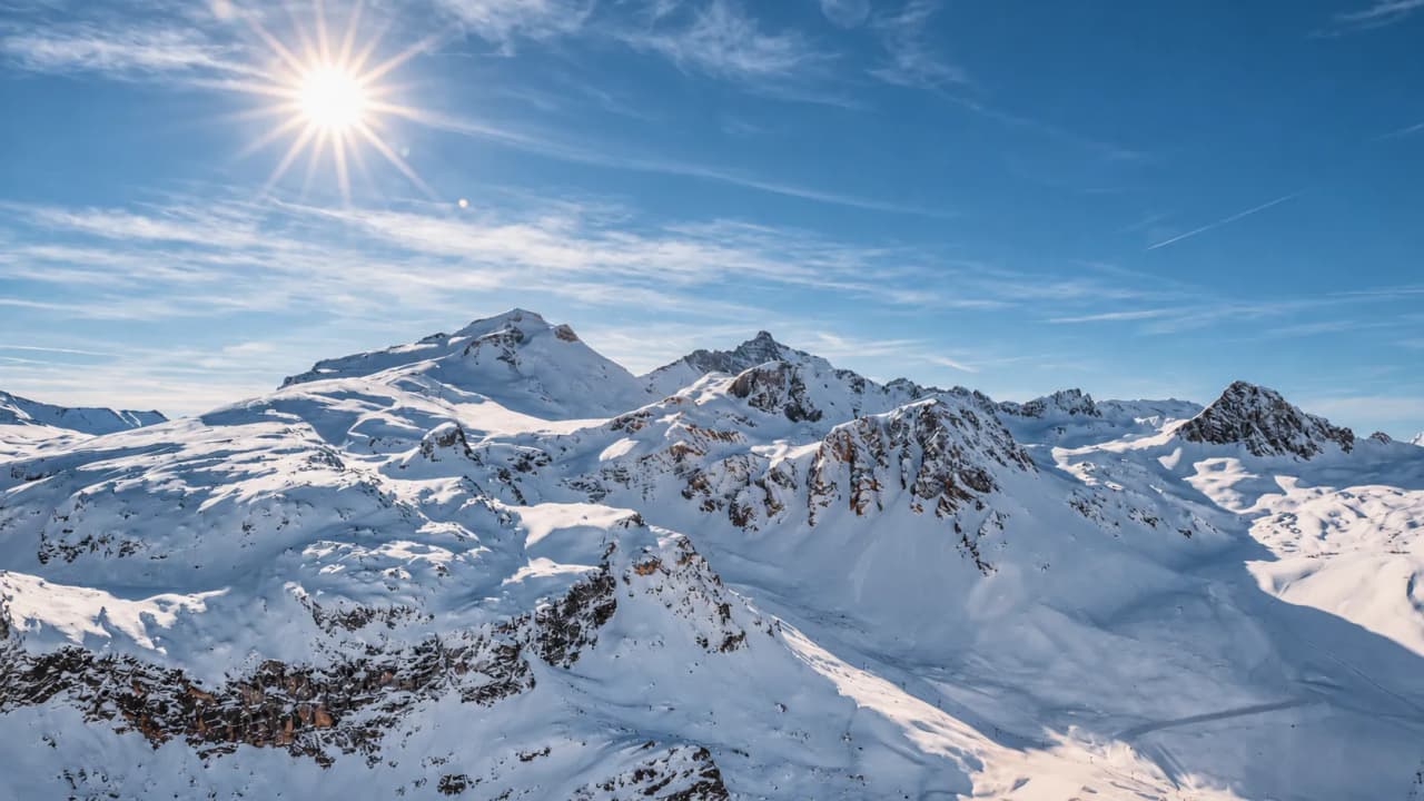 Een majestueus alpenlandschap, besneeuwde bergtoppen onder een stralend blauwe hemel: een uitnodiging tot avontuur.