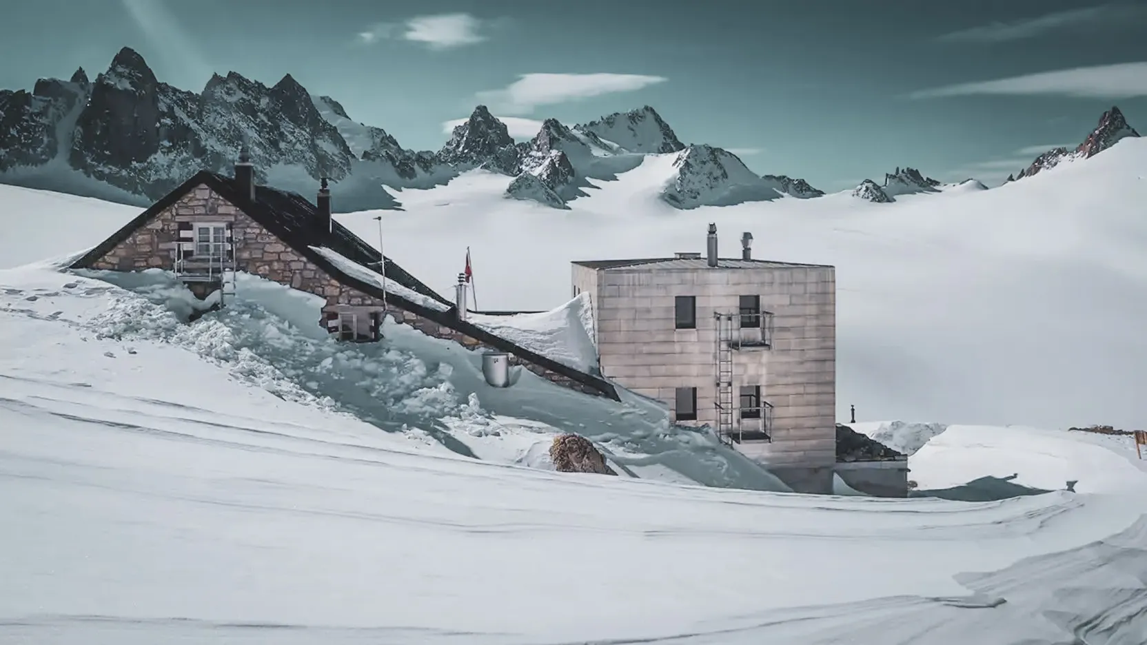 Refuge de montagne devant des glaciers scintillants dans les Alpes