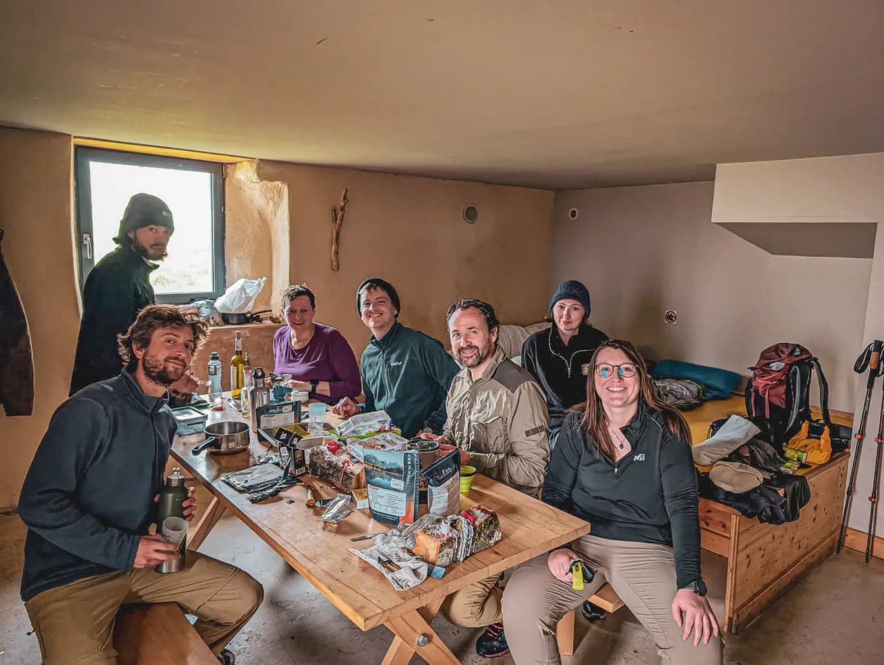Groep wandelaars deelt een maaltijd