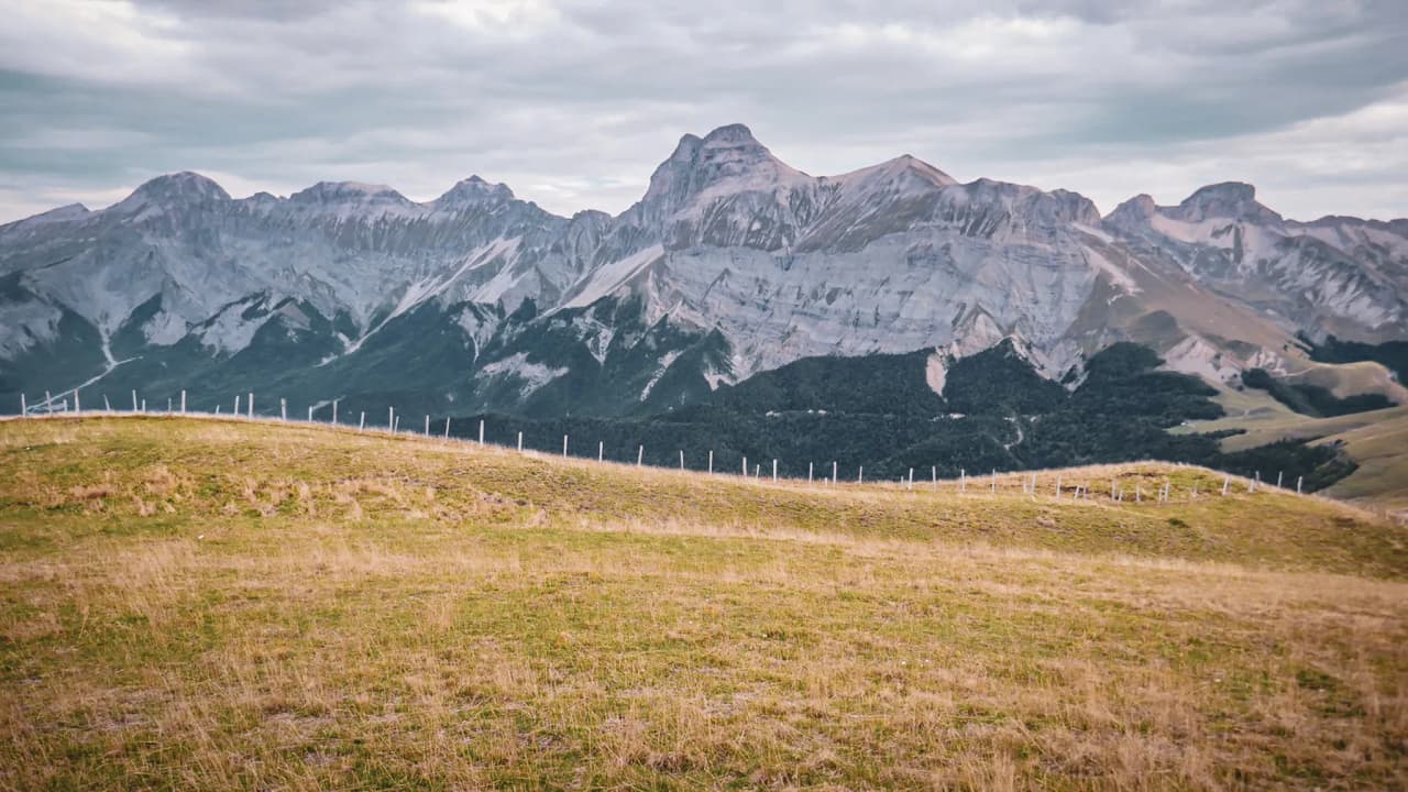 Spectaculair panoramisch uitzicht op de bergen van Dévoluy, met een adembenemend landschap.