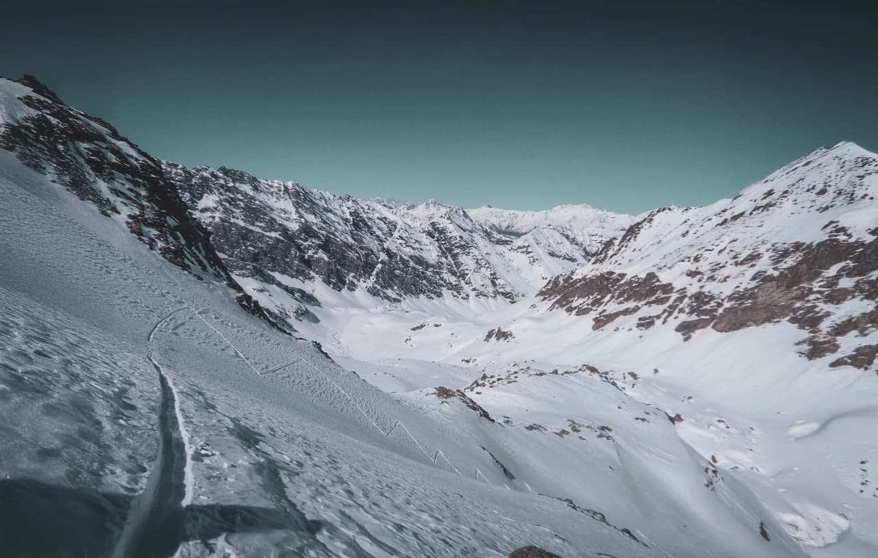 Un paysage alpin majestueux, enneigé, invitant à l'aventure en ski de randonnée.