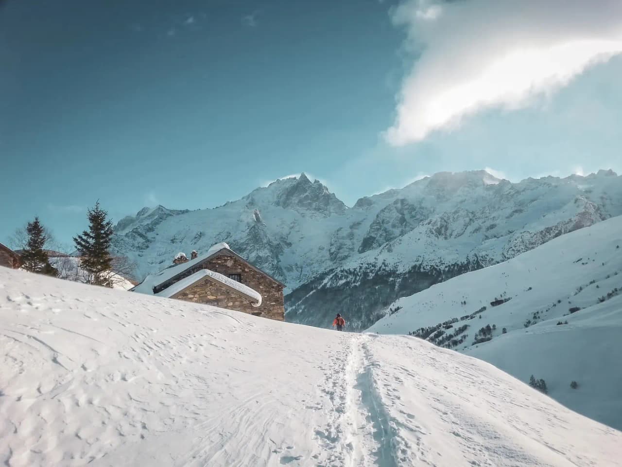 Un paysage hivernal à La Grave, avec des montagnes majestueuses et des pistes enneigées.