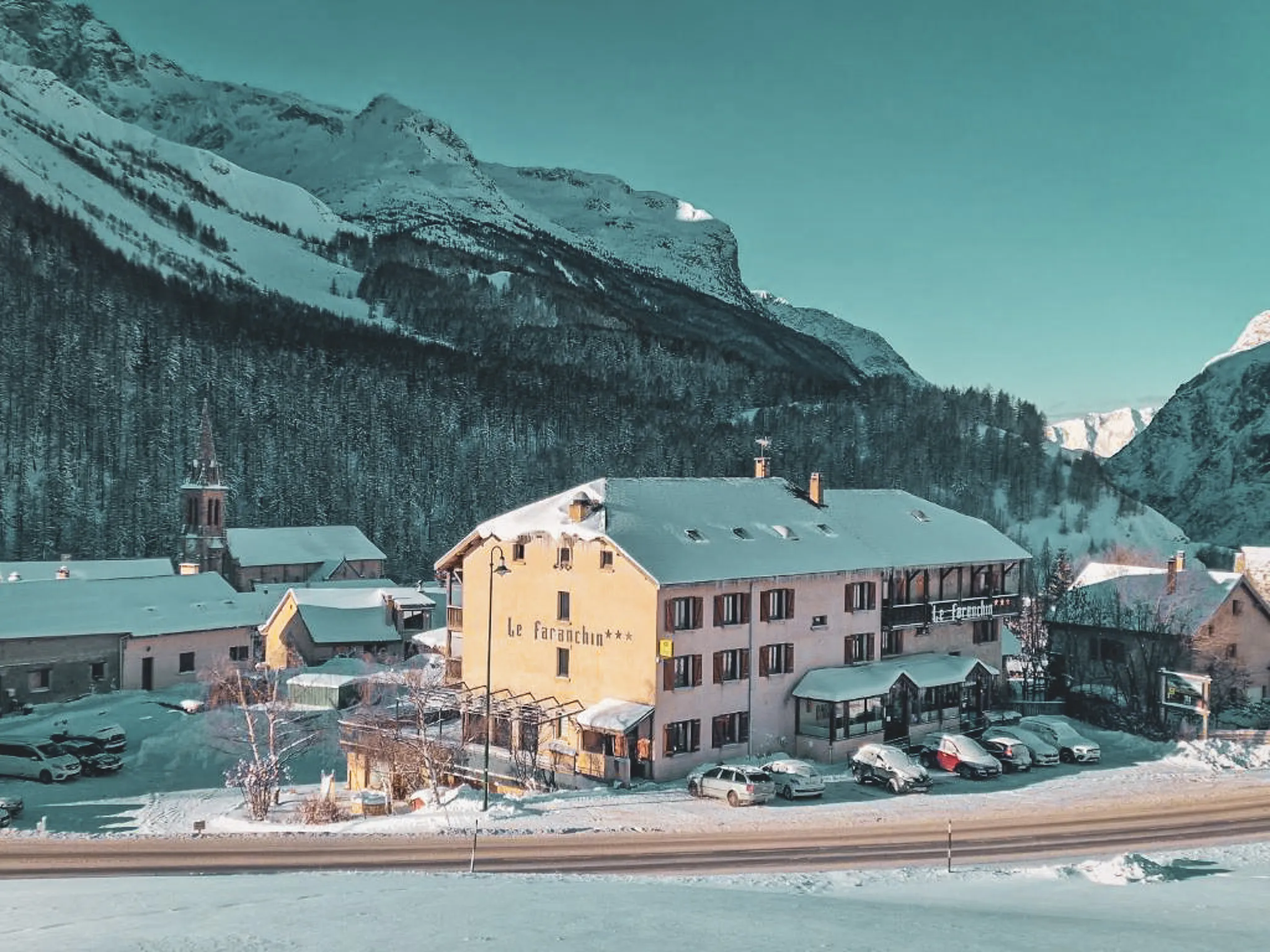 Het prachtige hotel "le Faranchin", ons basiskamp tijdens deze week sneeuwschoenwandelen in de Meije.