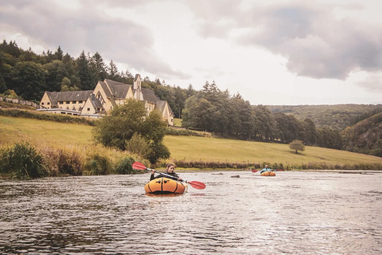 Een rustige afdaling met een pakezel op de Semois, omgeven door wilde natuur en weelderige groene landschappen.