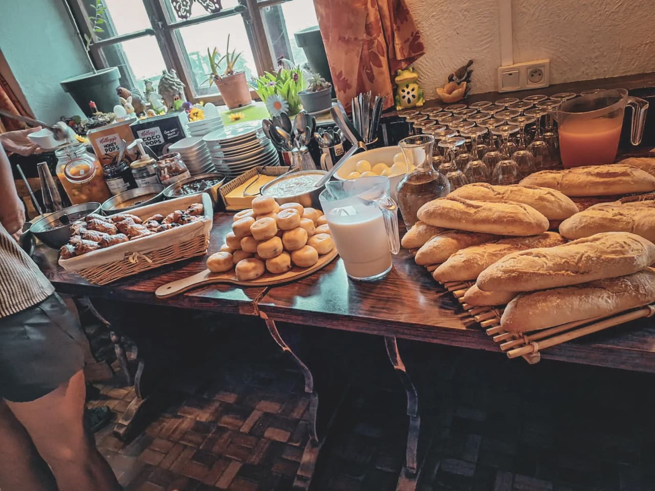 Un buffet appétissant avec pains frais, viennoiseries et boissons, parfait après une randonnée en nature.