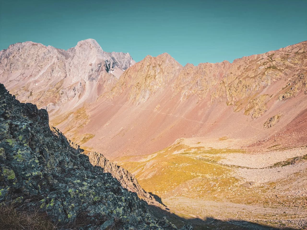 Majestueux paysage des Pyrénées, avec des sommets rocheux et des vallées verdoyantes.