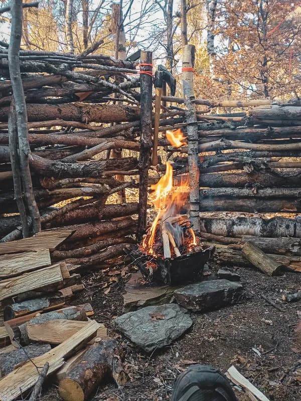 Een knapperend haardvuur in het hart van een houten schuilplaats op het platteland van de Vercors. Een warme sfeer gegarandeerd!