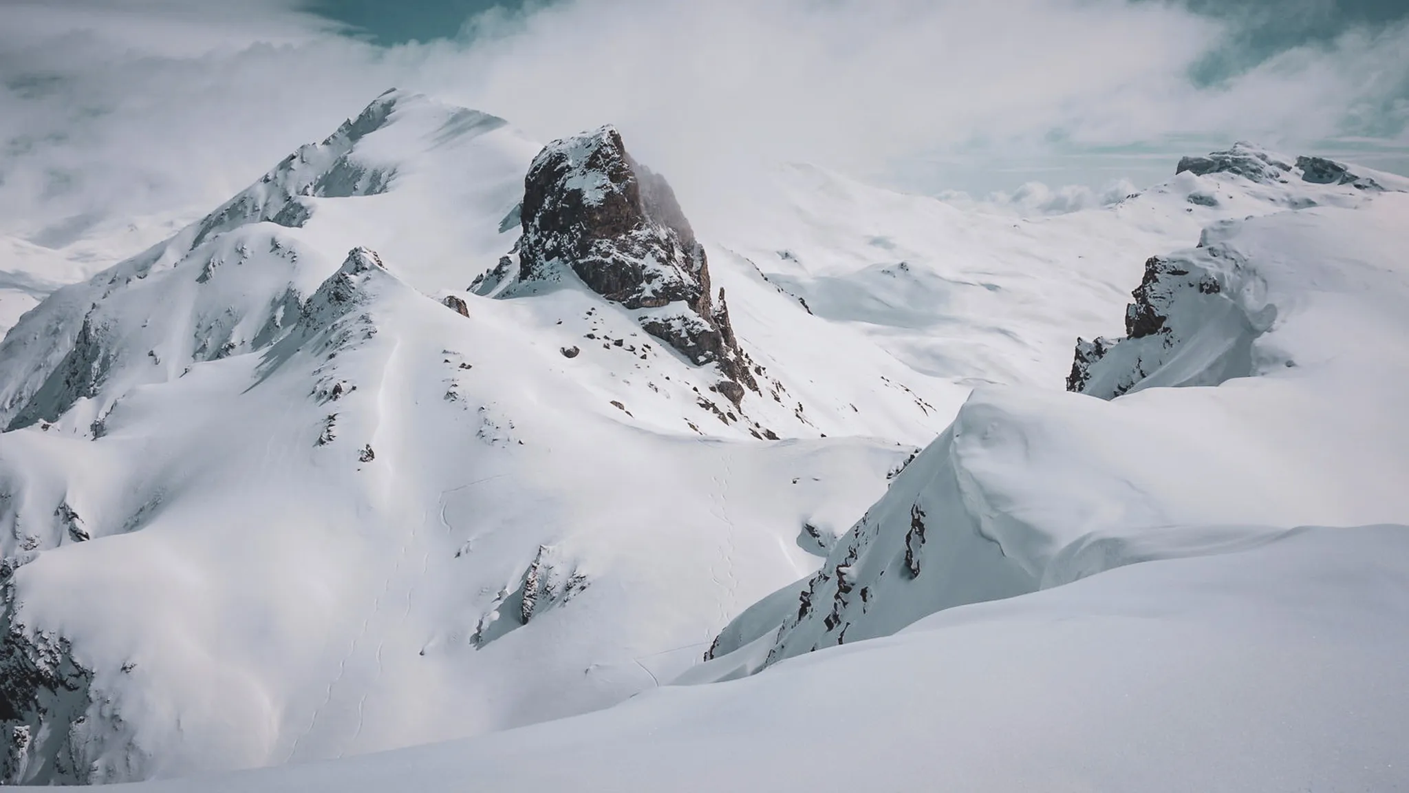 Panorama enneigé des crêtes du Queyras, invitations aux aventures en ski de randonnée.