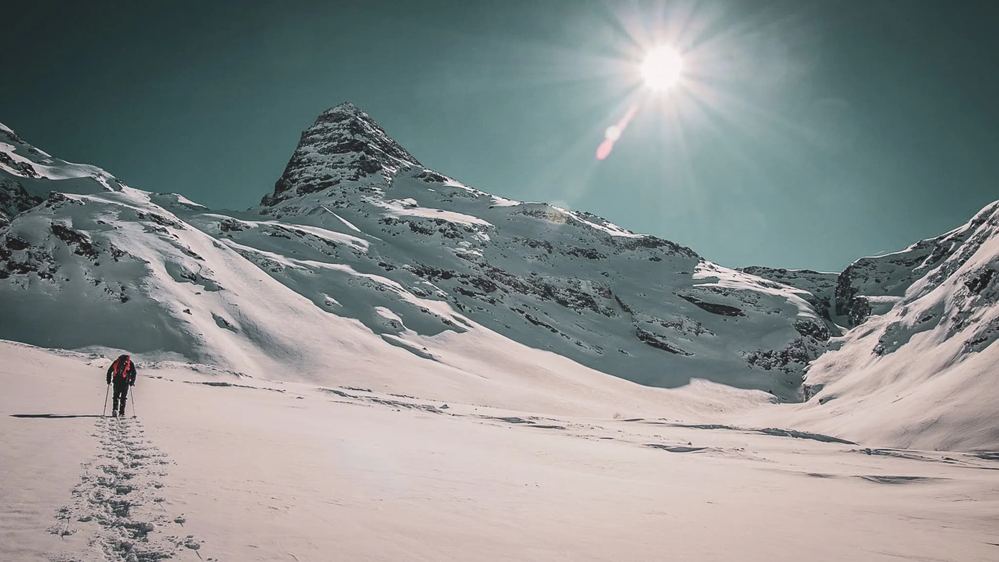 Een man op sneeuwschoenen in de Ecrins.