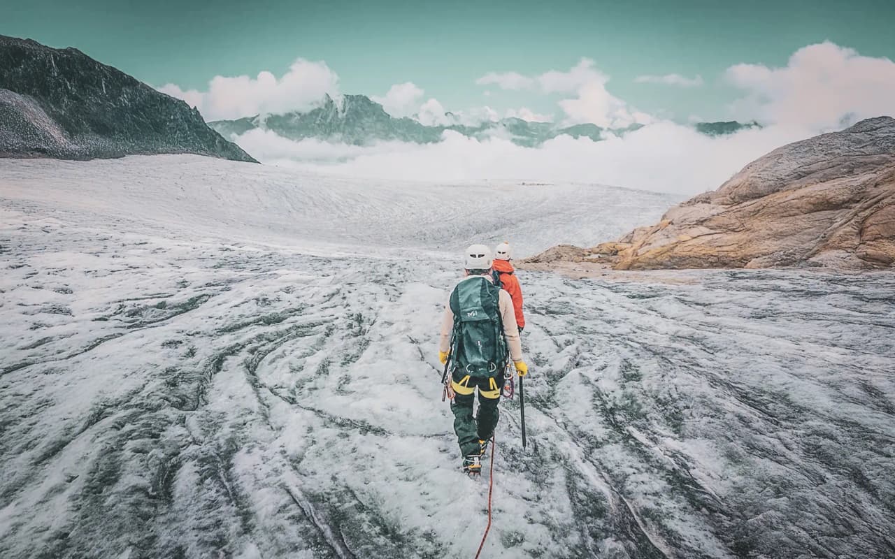Explorez les glaciers majestueux de Chamonix, un voyage au cœur de l'alpinisme.