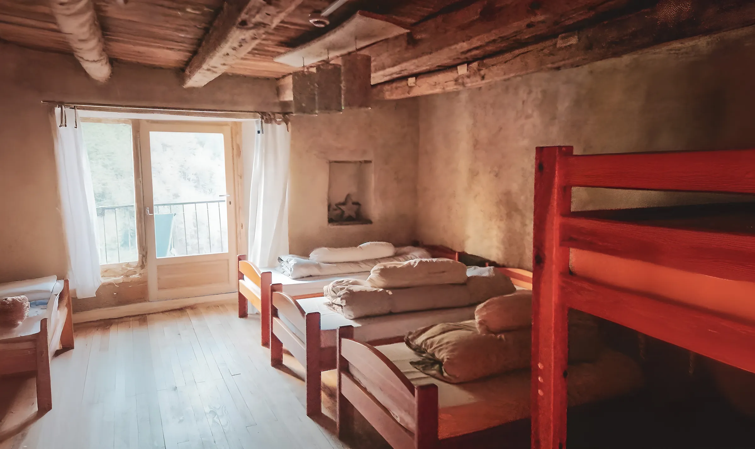 Een gezellige kamer met houten bedden, ideaal om te ontspannen na een dag wandelen in de bergen.