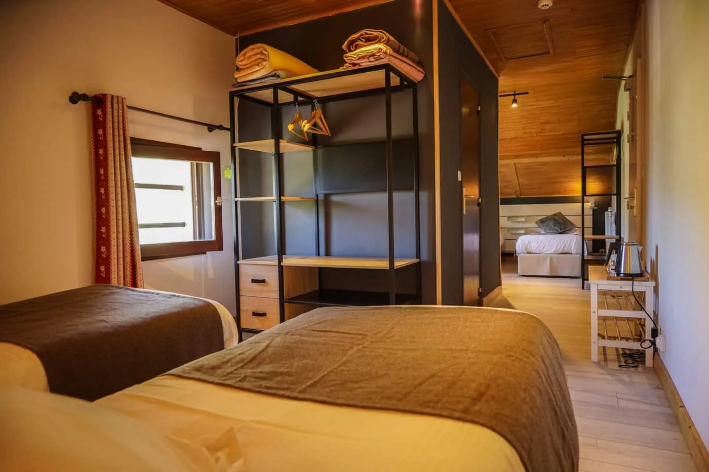 Foto's van een kamer in hotel "Le Faranchin", het startpunt van onze sneeuwschoenwandeling in de Meije