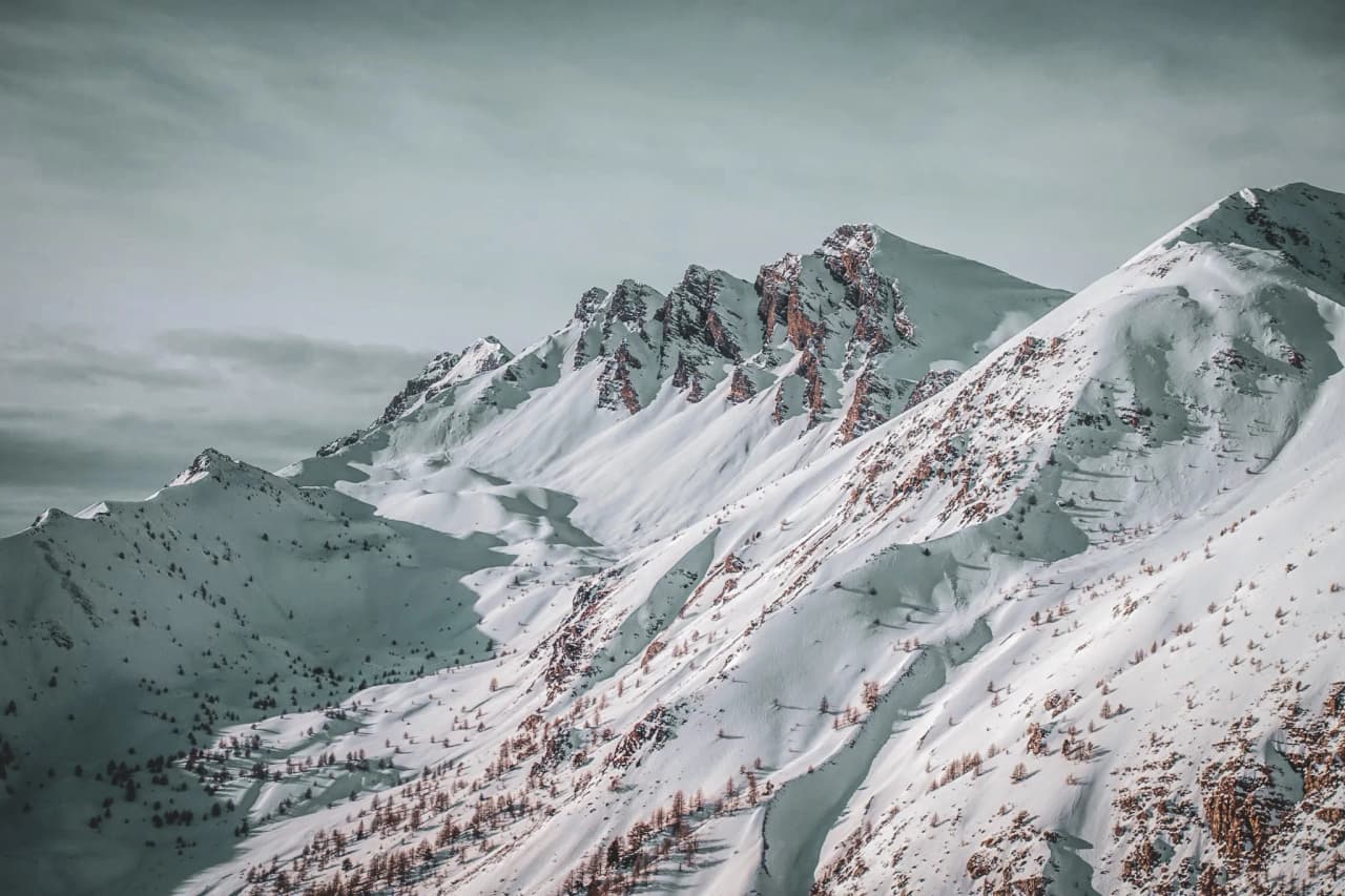 Montagnes enneigées majestueuses, paysage hivernal apaisant, invitation à l'aventure au lac de Serre-Ponçon.