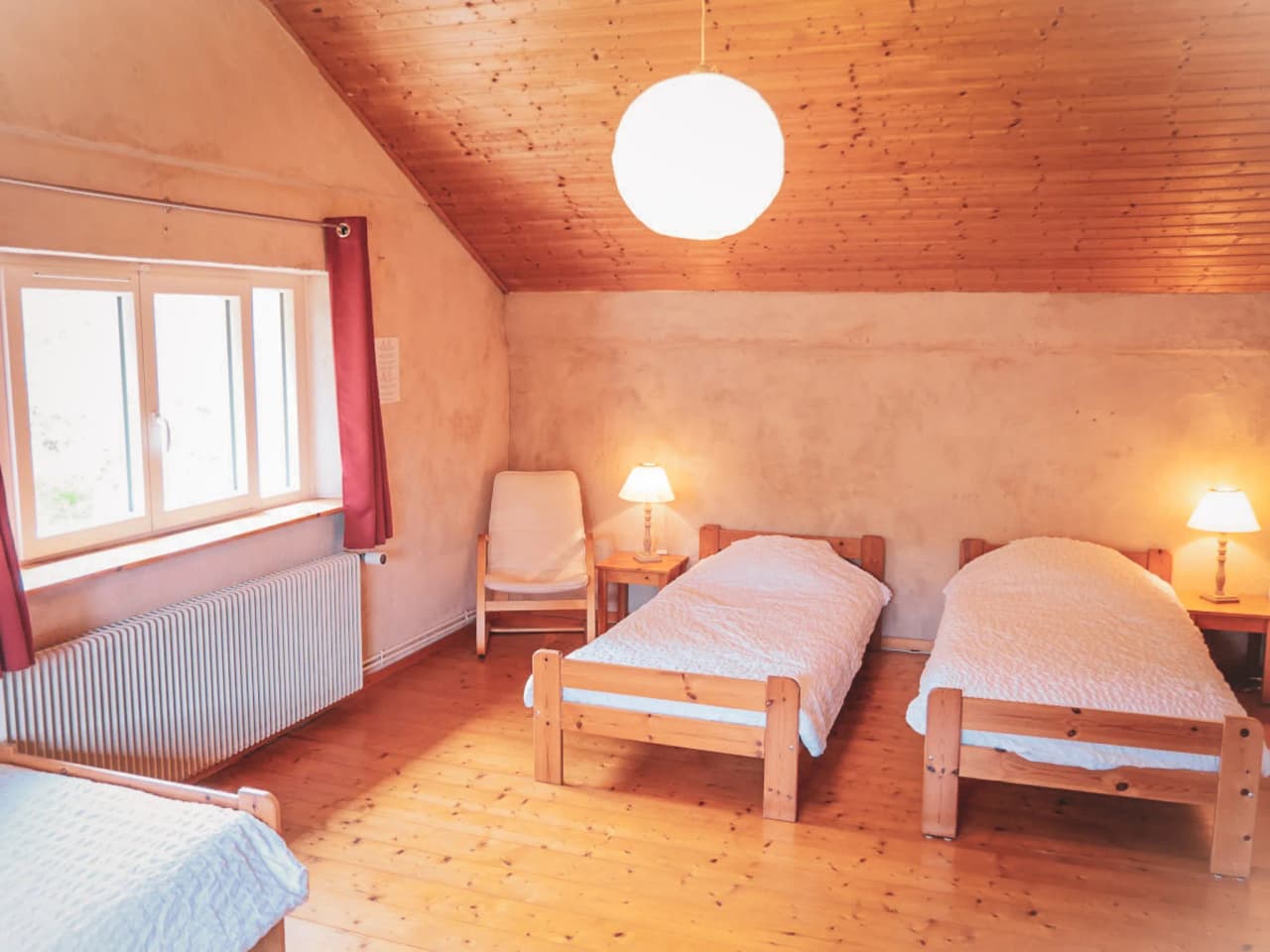 Een gezellige kamer met houten bedden en een ontspannen sfeer, perfect voor een wellnessretraite.