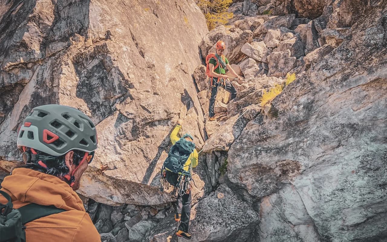 Alpinistes grimpant des rochers dans la vallée de Chamonix, au cœur des Alpes. Aventure garantie !