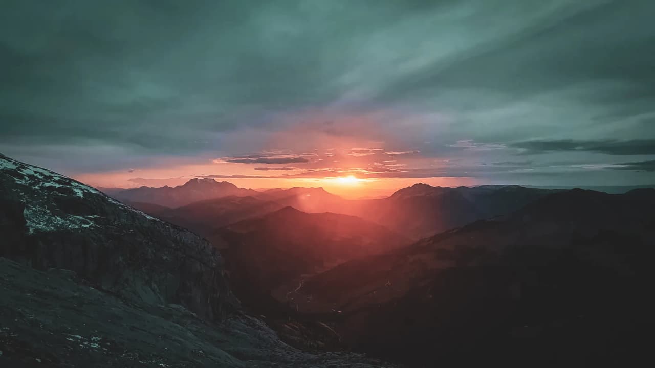 Een spectaculaire zonsondergang over het Aravisgebergte, een uitnodiging voor alpien avontuur.