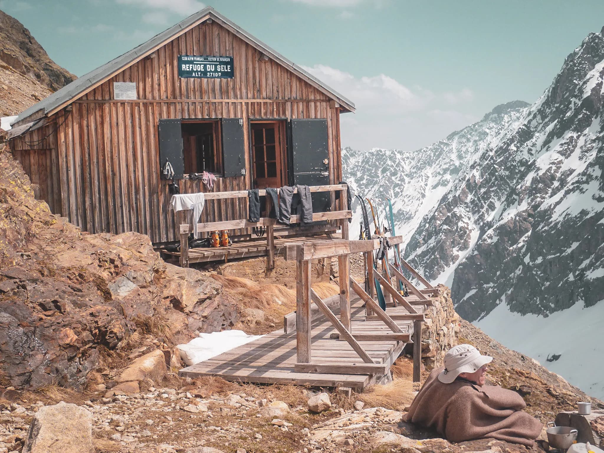 Refuge en montagne, avec vue sur les sommets enneigés des Écrins, ambiance paisible et chaleureuse.