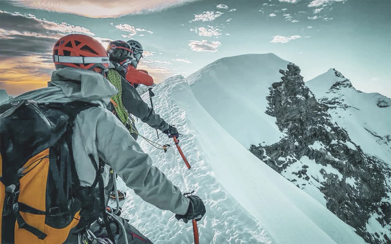 Alpinistes contemplant les sommets enneigés, prêts pour une aventure inoubliable à Chamonix.