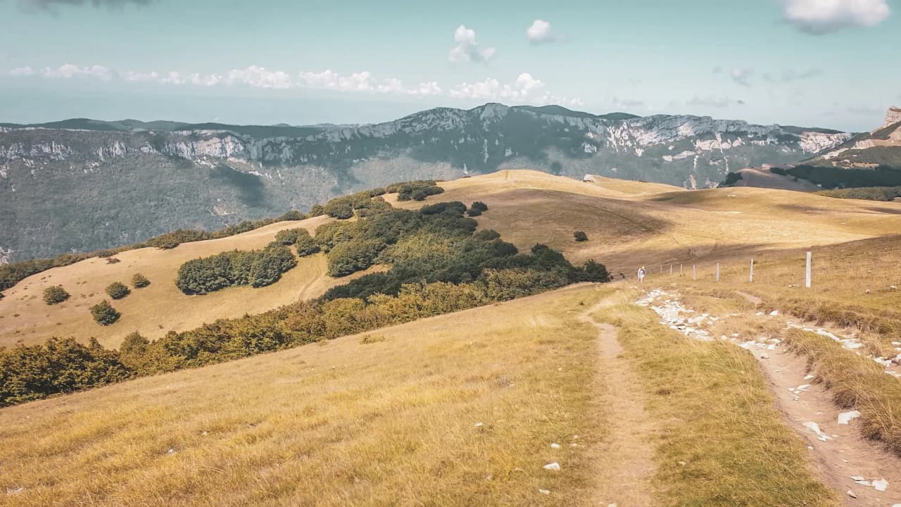 Landscapes of the Vercors, lush green valleys and majestic mountains invite you to embark on an adventure.