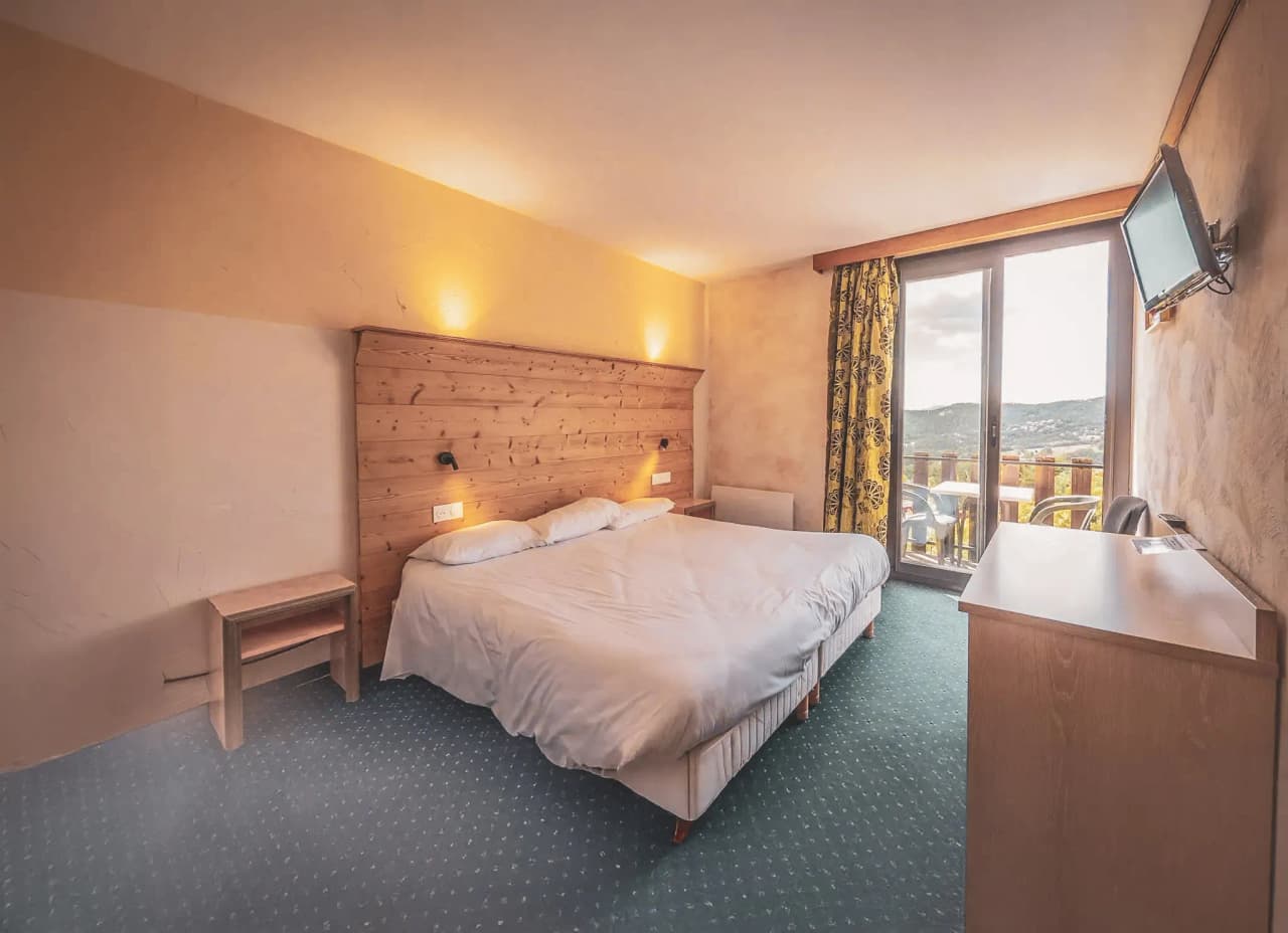 Chambre accueillante avec vue sur le lac de Serre-Ponçon, parfaite pour un séjour relaxant.