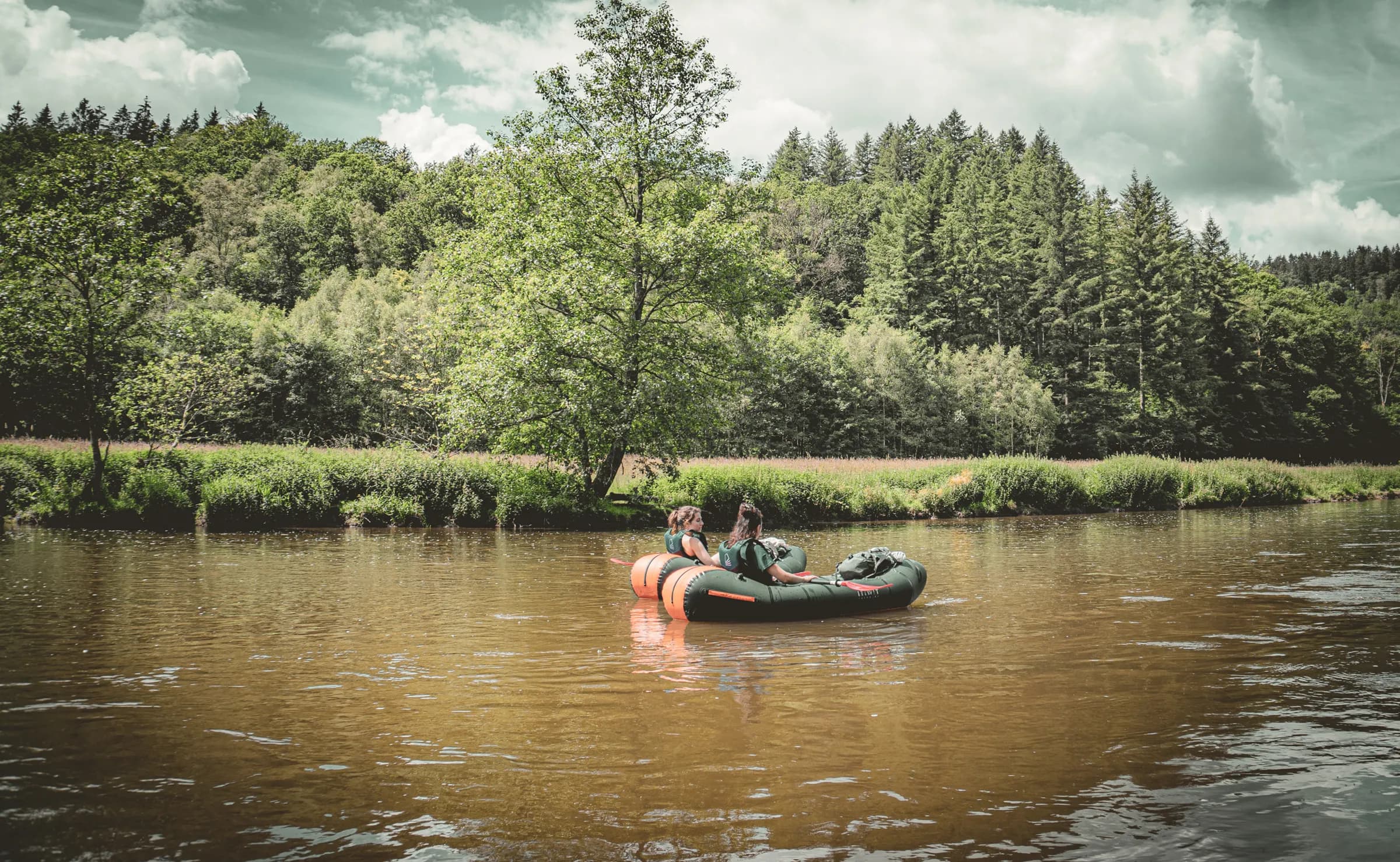 Rustige trekkers op de Semois, omringd door een weelderig groen landschap.