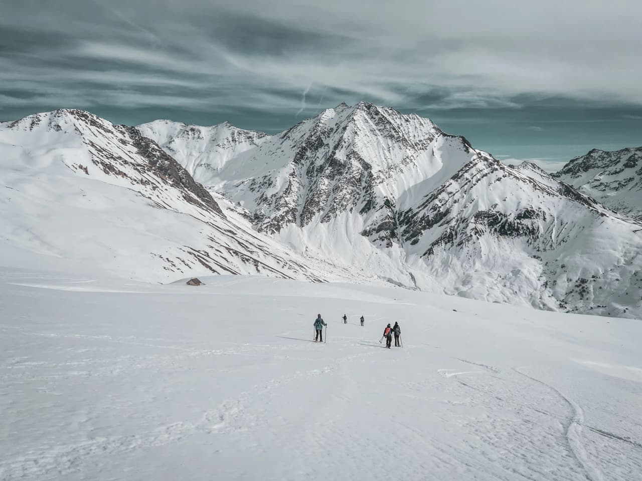 Randonneurs descendant à ski l'un des glaciers de la Meije