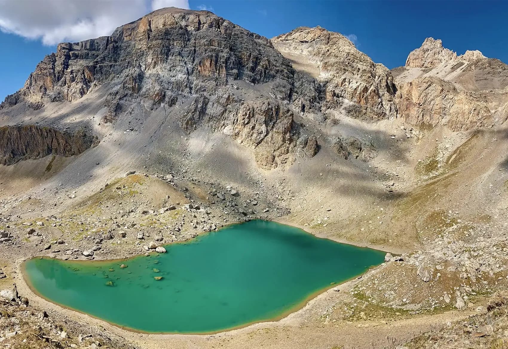 A sparkling turquoise lake surrounded by majestic Alpine mountains, an invitation to escape.