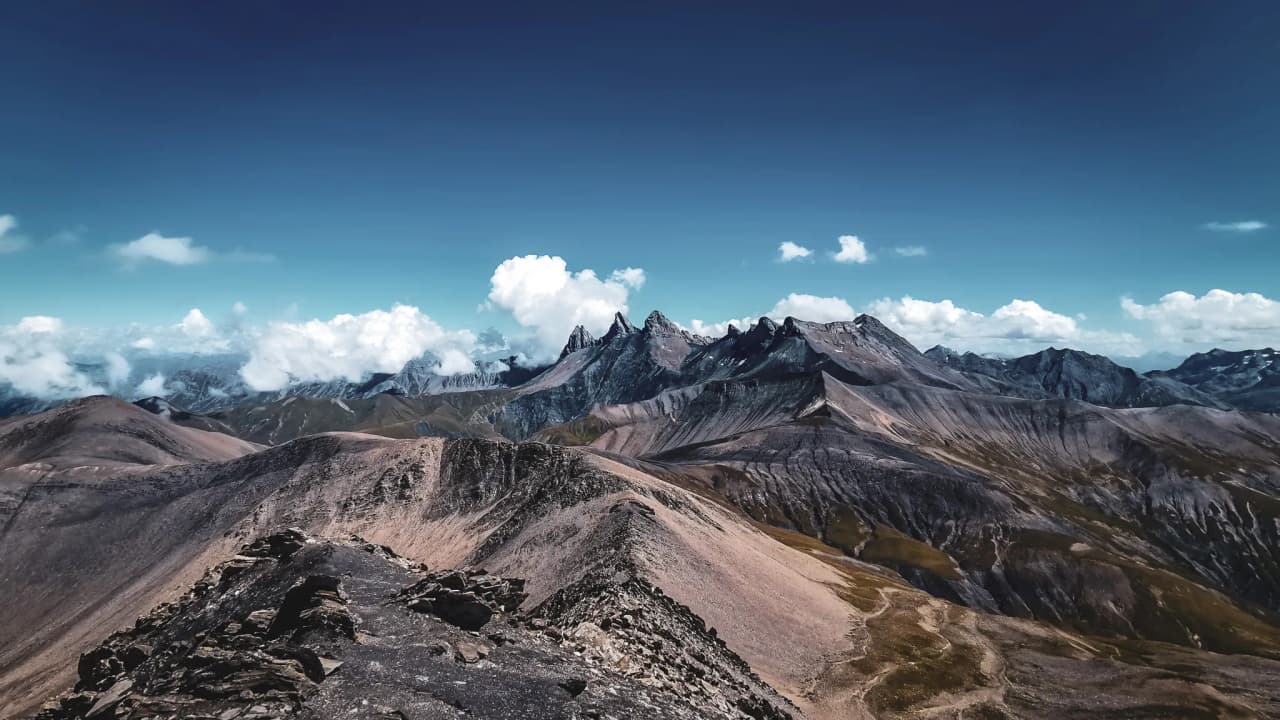 Panorama majestueux des montagnes du plateau d'Emparis, ciel bleu et nuages. Aventure en vue !