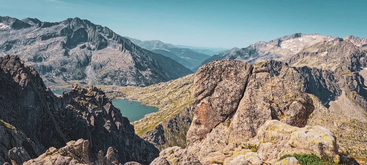 A majestic panorama of the mountains and lakes of Aigüestortes, an invitation to adventure and exploration.