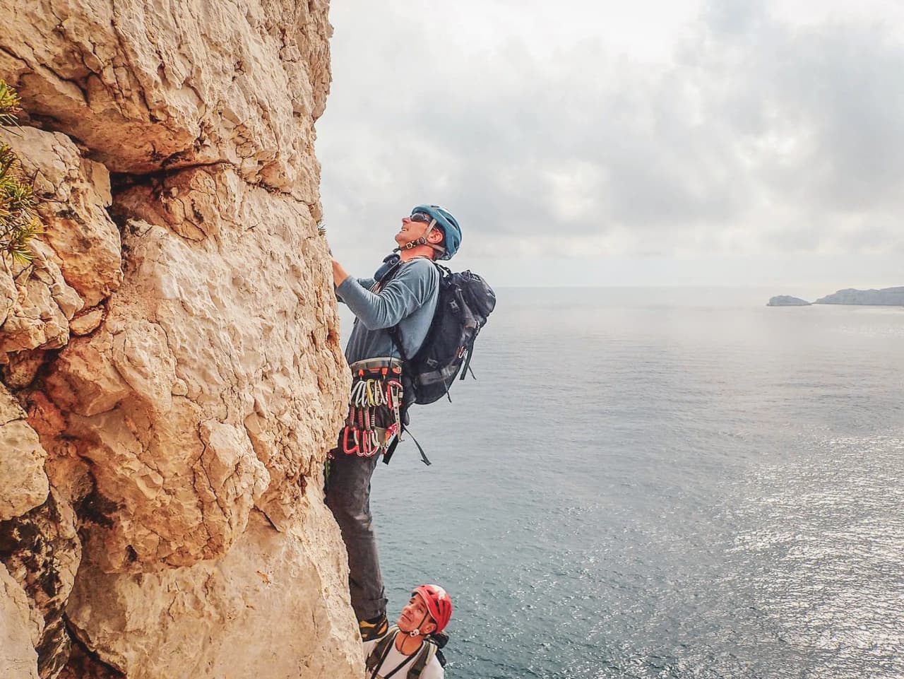Escalade en bord de mer dans les Calanques, offrant des vues spectaculaires et une aventure unique.