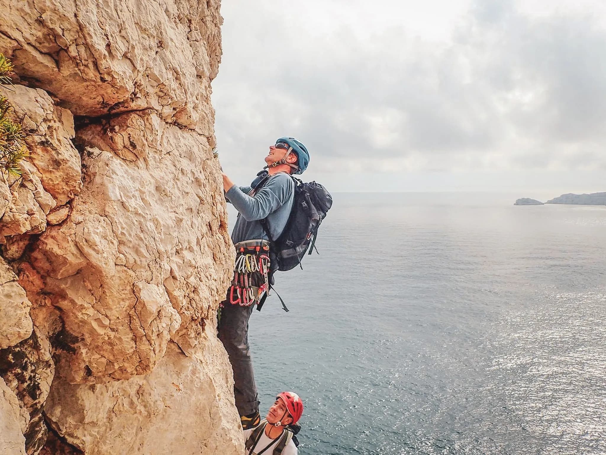 Escalade en bord de mer dans les Calanques, offrant des vues spectaculaires et une aventure unique.