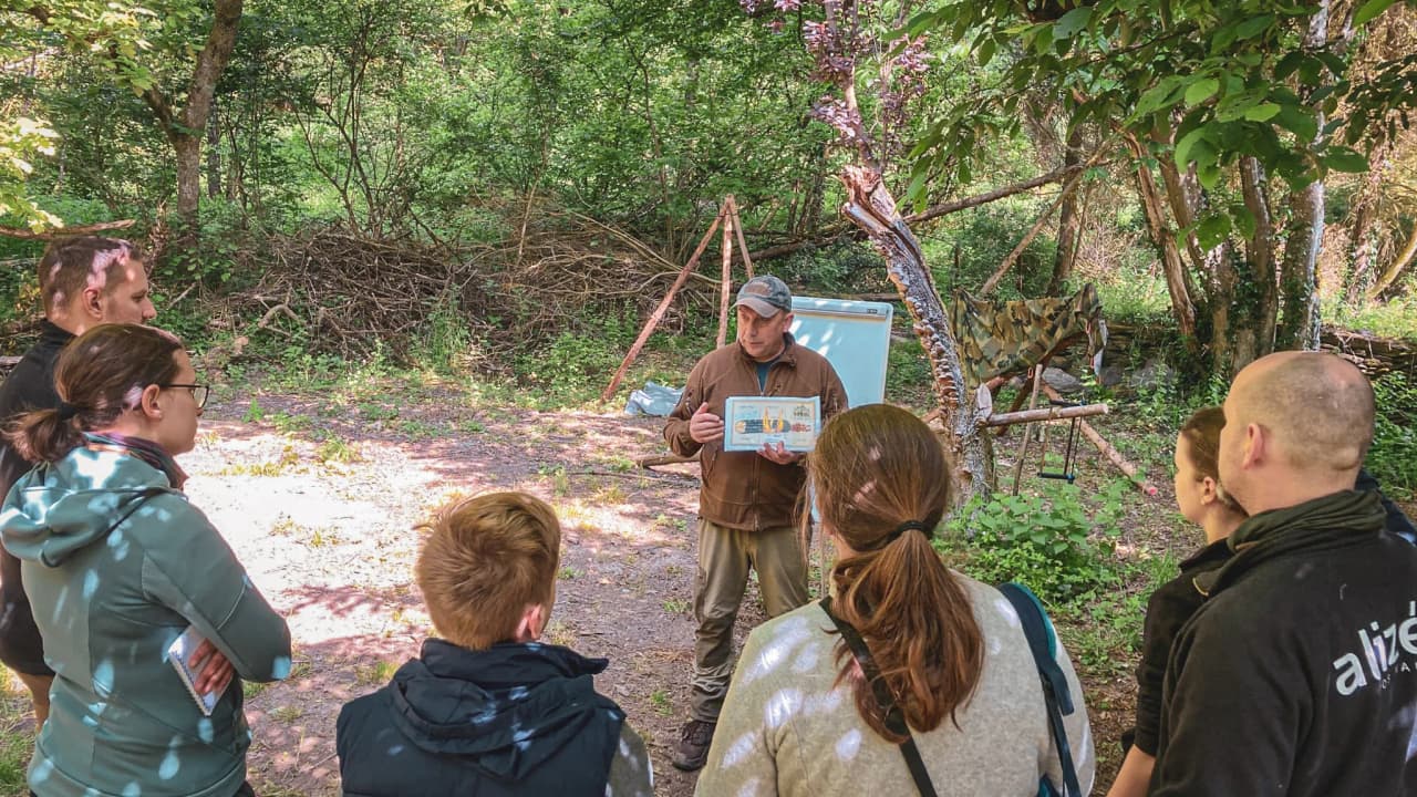 Stage de survie en forêt, partage de savoirs en pleine nature, ambiance conviviale et intrigante.
