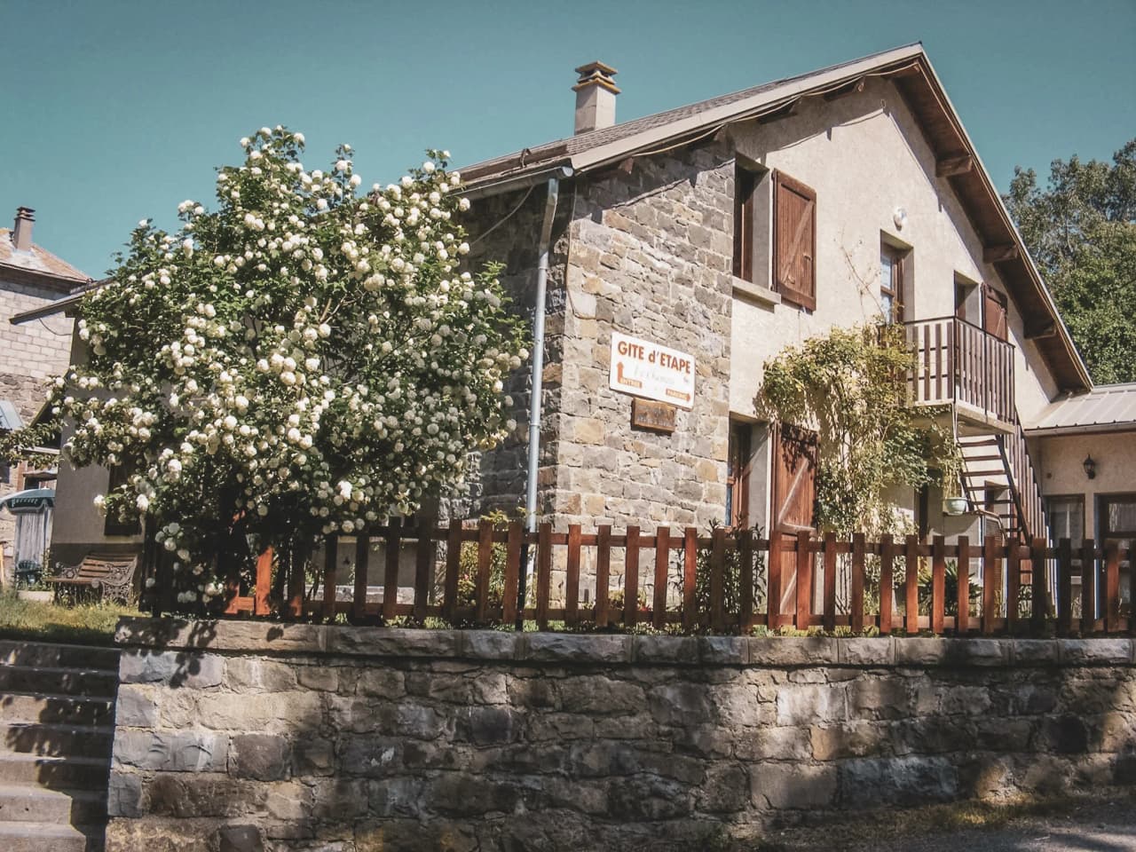 Charming stone house with flower-filled garden, perfect for an immersive mountain break.