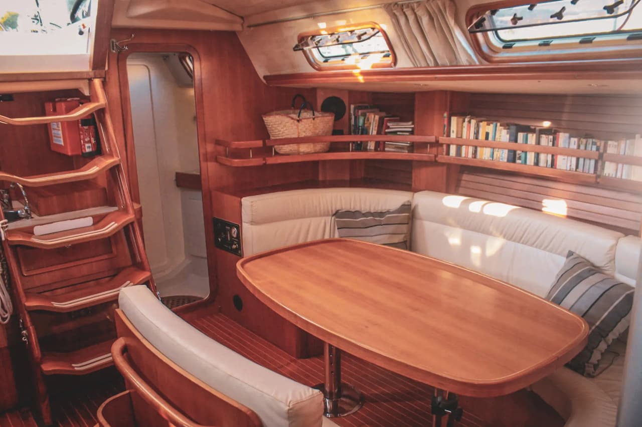 Intérieur d'un voilier élégant, alliant confort et convivialité, idéal pour vos aventures nautiques.