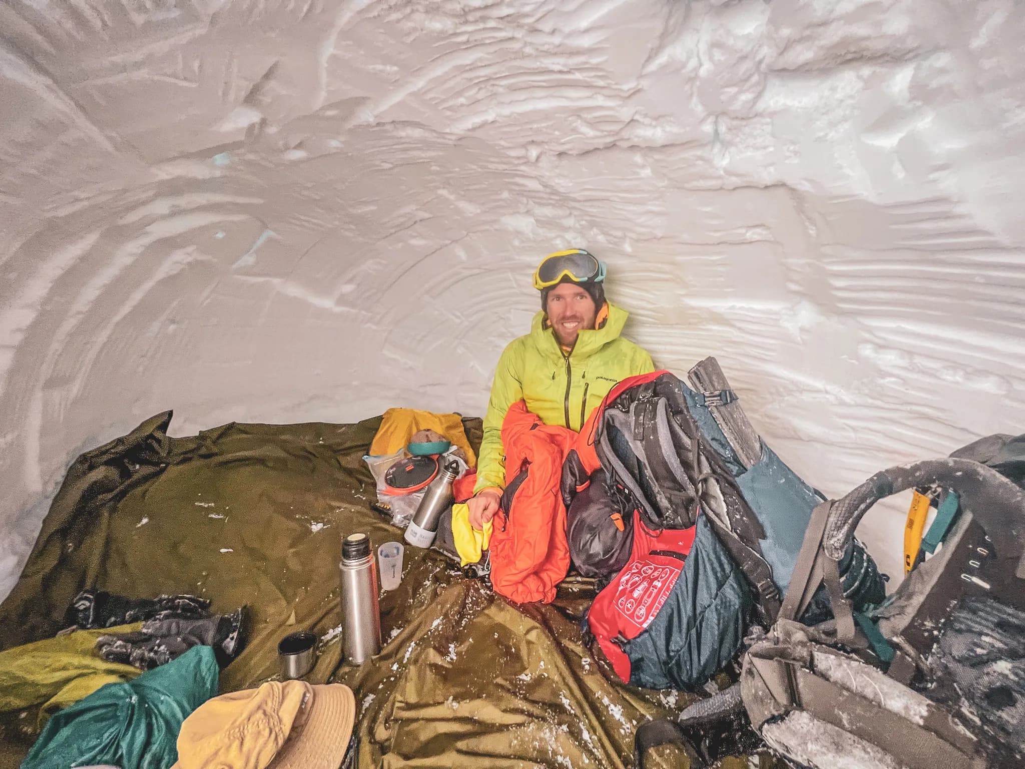 Een gelukkige man in zijn iglo in de Meije regio van de Ecrins.