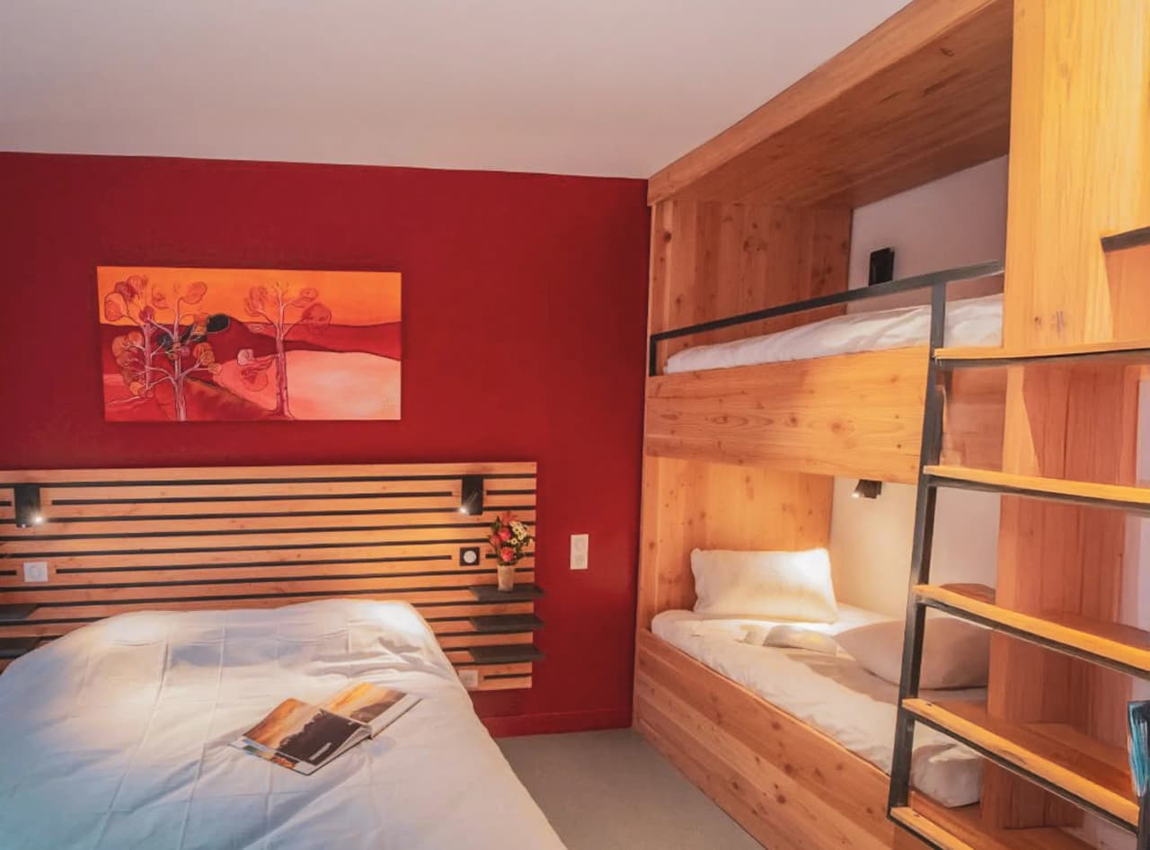 Cosy room with a warm decor, a cosy bed and a comfortable place to rest.