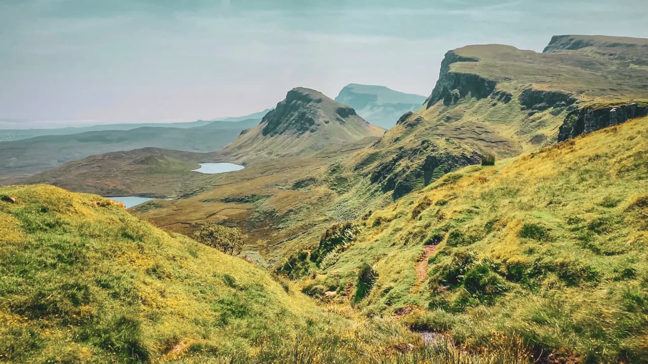 Adembenemende landschappen op het eiland Skye, tussen groene bergkammen en vredige lochs.