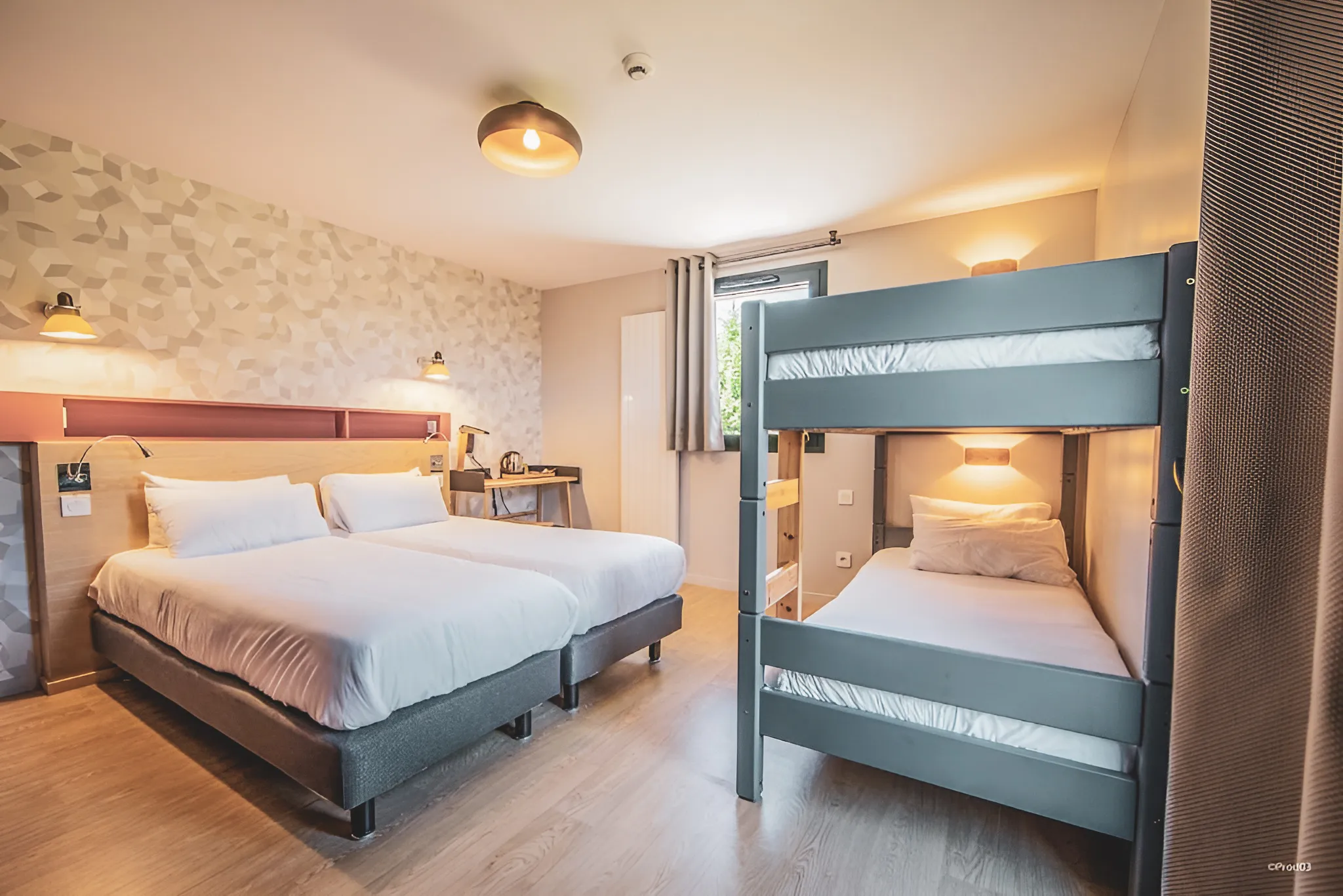 Moderne kamer met comfortabele bedden, ideaal na een avontuur in de vulkanen van de Auvergne.