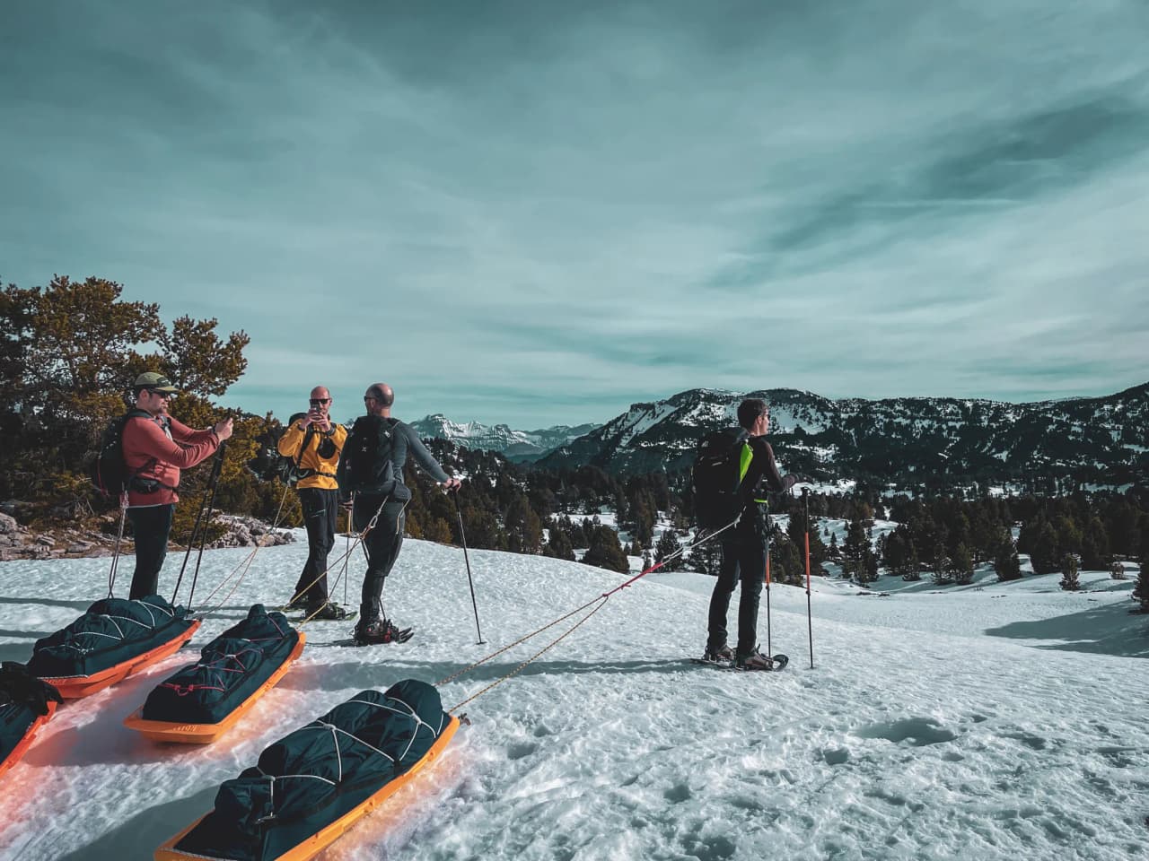 A group of adventurers on snowshoes, with the snowy landscapes of the Vercors as a backdrop.