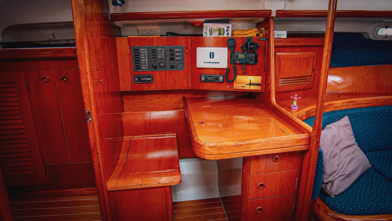 Gezellige houten bootcabine, klaar voor een mediterraan avontuur, zeilen en klimmen.