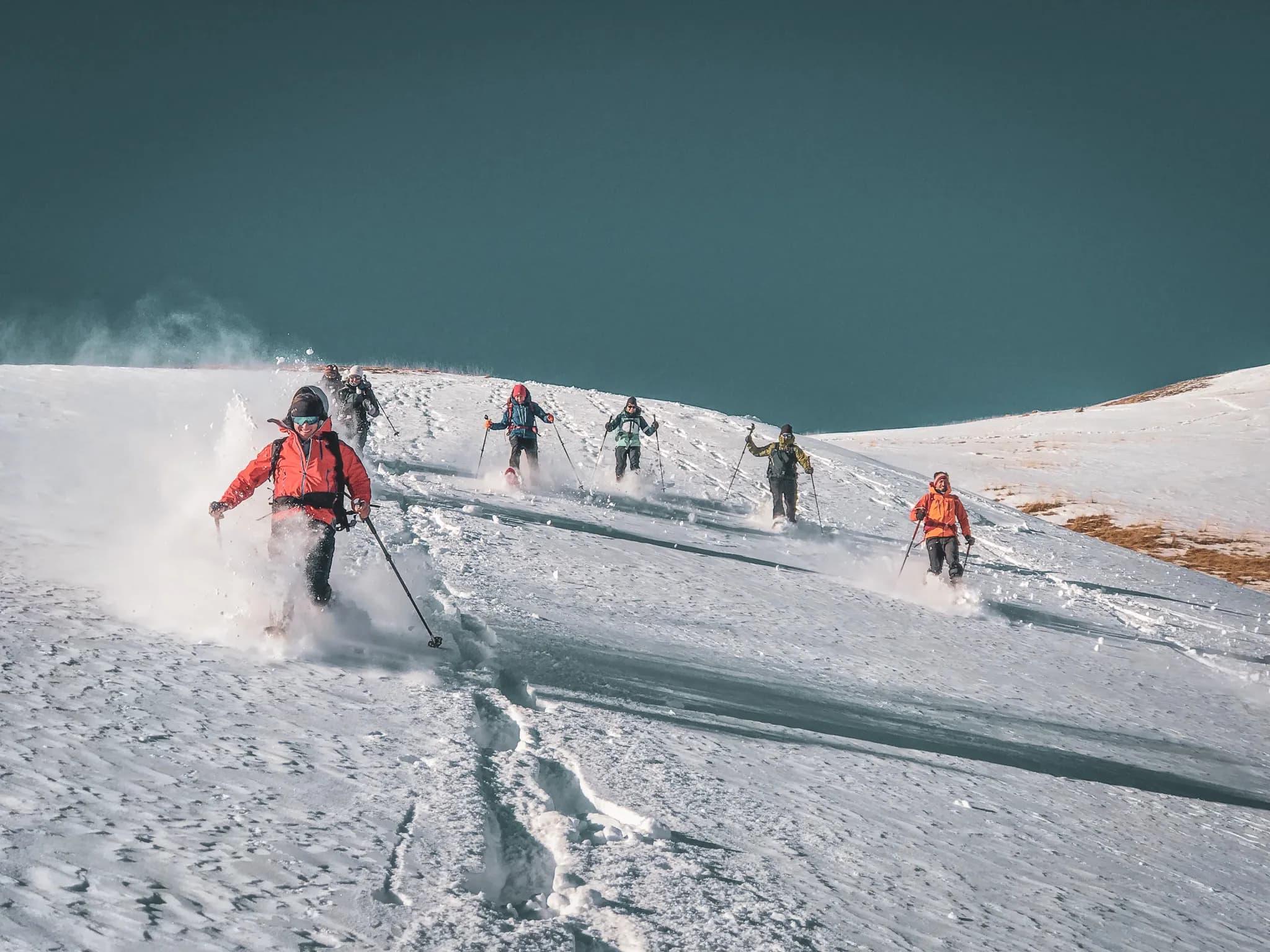 Een avonturier op sneeuwschoenwandeling in de Meije met Wildhartt.