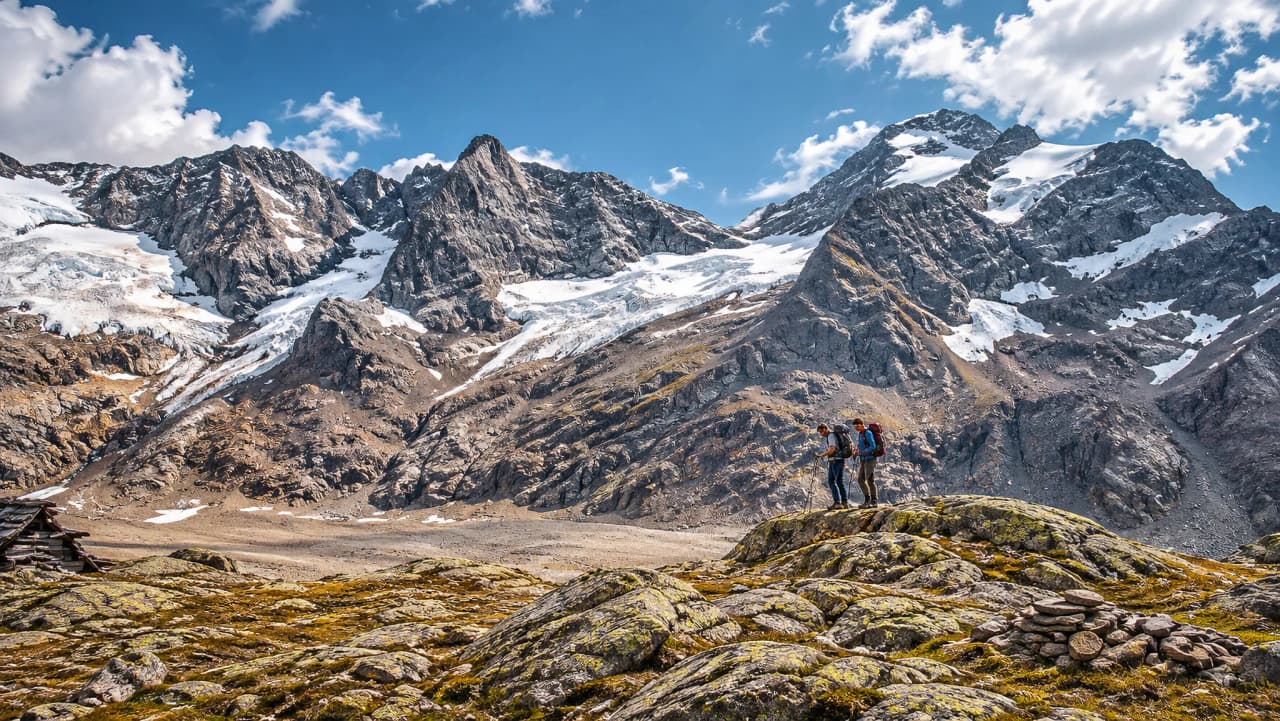 Gletsjerwandeling bij de Dômes de Miage: majestueuze landschappen en avonturiers in actie.