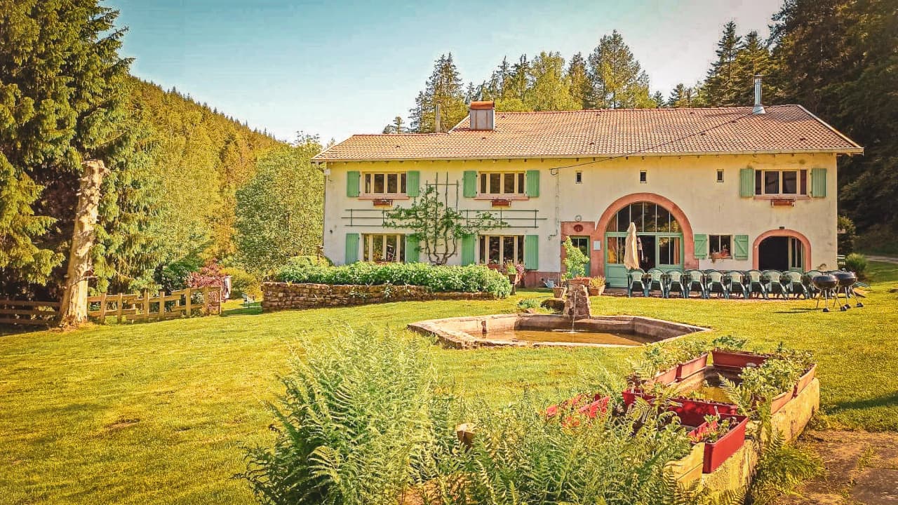 A charming house surrounded by greenery, ideal for a nature retreat.