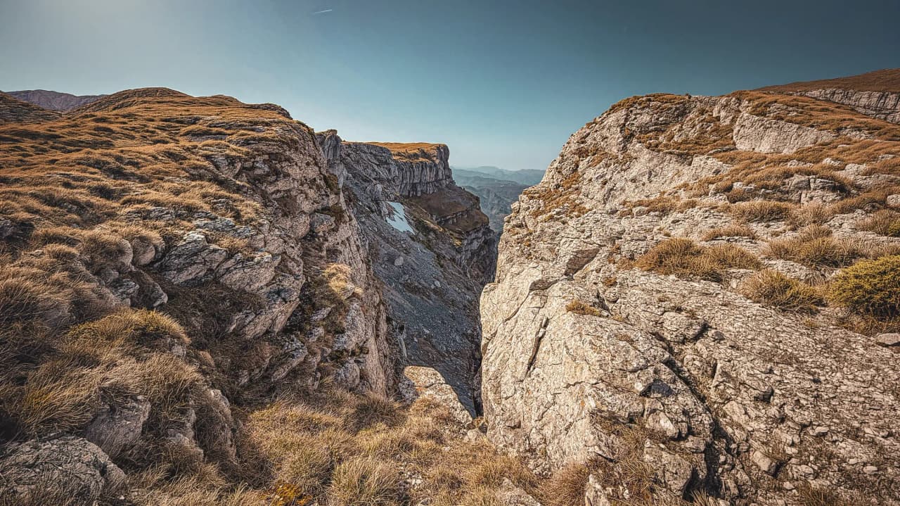 Een majestueus Vercors landschap van rotsachtige kliffen en gouden weiden.